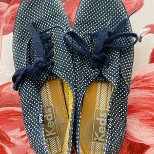 KEDS Size 8 sneakers Navy and White Polkadots